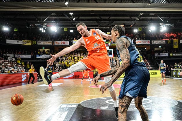 GER, EasyCredit BBL RASTA Vechta vs EWE Baskets Oldenburg 29.12.2025, RASTA Dome, Vechta, GER, EasyCredit BBL RASTA Vechta vs EWE Baskets Oldenburg im Bild Michale Kyser (EWE 12) Philipp Herkenhoff (Rasta 14)