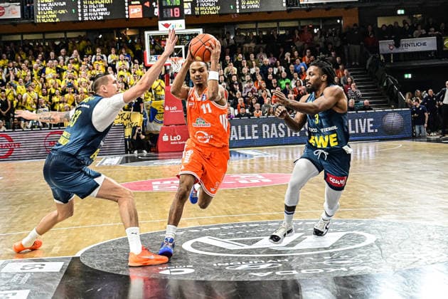 GER, EasyCredit BBL RASTA Vechta vs EWE Baskets Oldenburg 29.12.2025, RASTA Dome, Vechta, GER, EasyCredit BBL RASTA Vechta vs EWE Baskets Oldenburg im Bild Alonzo Verge Jr. (Rasta 11) Tomislav Zubcic (EWE 33) (li) Christopher Clemons (EWE 3) re