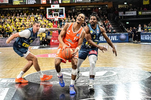 GER, EasyCredit BBL RASTA Vechta vs EWE Baskets Oldenburg 29.12.2025, RASTA Dome, Vechta, GER, EasyCredit BBL RASTA Vechta vs EWE Baskets Oldenburg im Bild Alonzo Verge Jr. (Rasta 11) Tomislav Zubcic (EWE 33) (li) Christopher Clemons (EWE 3) re