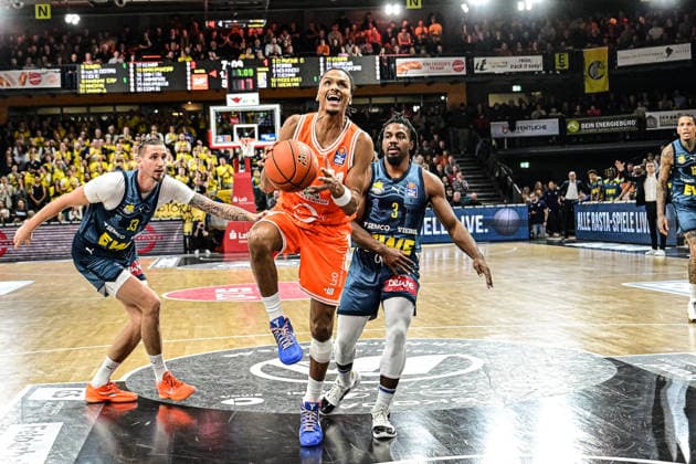 GER, EasyCredit BBL RASTA Vechta vs EWE Baskets Oldenburg 29.12.2025, RASTA Dome, Vechta, GER, EasyCredit BBL RASTA Vechta vs EWE Baskets Oldenburg im Bild Alonzo Verge Jr. (Rasta 11) Tomislav Zubcic (EWE 33) (li) Christopher Clemons (EWE 3) re