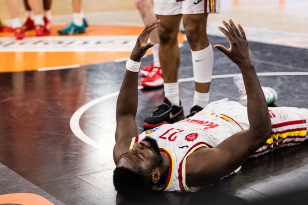 easyCredit Basketball Bundesliga: Ratopharm Ulm - Fitness First Würzburg Baskets; 29.12.2025 Eddy Edigin Jr. (Fitness First Würzburg Baskets, 27) frustriert am Boden easyCredit Basketball Bundesliga: Ratopharm Ulm - Fitness First Würzburg Baskets, Ulm, ratiopharm arena am 29.12.2025 Copyright: xBEAUTIFULxSPORTS Wunderlx