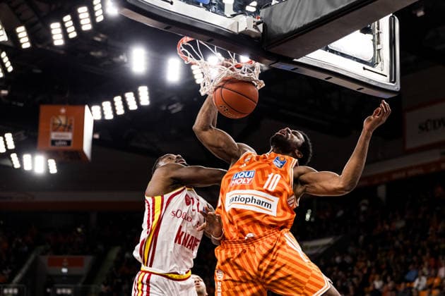 easyCredit Basketball Bundesliga: Ratopharm Ulm - Fitness First Würzburg Baskets; 29.12.2025 Eddy Edigin Jr. (Fitness First Würzburg Baskets, 27), Malik Osborne (Ratiopharm Ulm, 10) tippt den Ball in den Ring easyCredit Basketball Bundesliga: Ratopharm Ulm - Fitness First Würzburg Baskets, Ulm, ratiopharm arena am 29.12.2025 Copyright: xBEAUTIFULxSPORTS Wunderlx