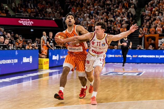 easyCredit Basketball Bundesliga: Ratopharm Ulm - Fitness First Würzburg Baskets; 29.12.2025 Mark Smith (Ratiopharm Ulm, 13) am Ball, Brae Ivey (Fitness First Würzburg Baskets, 11) easyCredit Basketball Bundesliga: Ratopharm Ulm - Fitness First Würzburg Baskets, Ulm, ratiopharm arena am 29.12.2025 Copyright: xBEAUTIFULxSPORTS Wunderlx