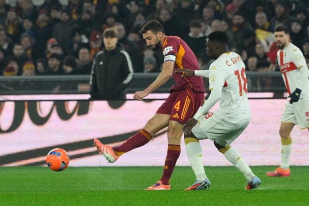 CALCIO - Serie A - AS Roma vs Genoa CFC Romaâ??s Bryan Cristante and Genoaâ??s Caleb Ekuban during the Italian Football Championship League A Enilive 2025 2026 match between AS Roma vs Genoa CFC at the Olimpic Stadium in Rome on 29 December 2025. Rome Italy  Copyright: xIPAxSport ABACAx
