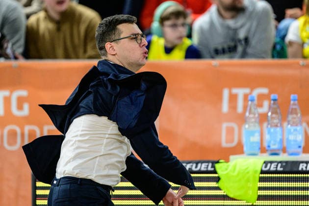 GER, EasyCredit BBL RASTA Vechta vs EWE Baskets Oldenburg 29.12.2025, RASTA Dome, Vechta, GER, EasyCredit BBL RASTA Vechta vs EWE Baskets Oldenburg im Bild Lazar Spasic (Coach EWE) Gestik, Mimik, Emotionen in der Cochingzone am Spielfeldrand,