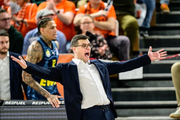 GER, EasyCredit BBL RASTA Vechta vs EWE Baskets Oldenburg 29.12.2025, RASTA Dome, Vechta, GER, EasyCredit BBL RASTA Vechta vs EWE Baskets Oldenburg im Bild Lazar Spasic (Coach EWE) Gestik, Mimik, Emotionen in der Cochingzone am Spielfeldrand,