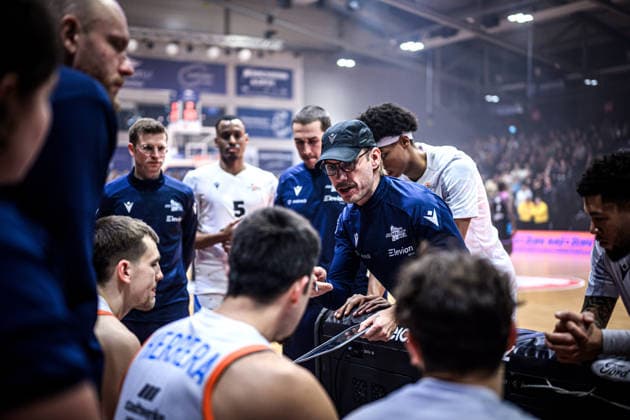 easycredit BBL Basketball Bundesliga 2025 2026 13. Spieltag 29.12.2025 Science City Jena vs Telekom Baskets Bonn Mitte: Trainer Björn Harmsen (Jena) spricht zum Team Sparkassen Arena