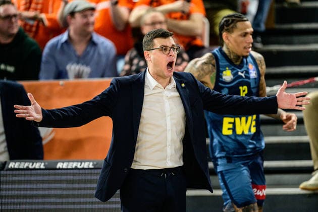 GER, EasyCredit BBL RASTA Vechta vs EWE Baskets Oldenburg 29.12.2025, RASTA Dome, Vechta, GER, EasyCredit BBL RASTA Vechta vs EWE Baskets Oldenburg im Bild Lazar Spasic (Coach EWE) Gestik, Mimik, Emotionen in der Cochingzone am Spielfeldrand,