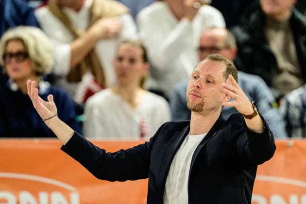 GER, EasyCredit BBL RASTA Vechta vs EWE Baskets Oldenburg 29.12.2025, RASTA Dome, Vechta, GER, EasyCredit BBL RASTA Vechta vs EWE Baskets Oldenburg im Bild Christian Held (Coach Rasta Vechta) Gestik, Mimik, Emotionen in der Cochingzone am Spielfeldrand,
