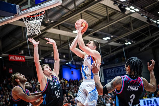 easycredit BBL Basketball Bundesliga 2025 2026 13. Spieltag 29.12.2025 Science City Jena vs Telekom Baskets Bonn v.re. Lorenz Bank (Jena) beim Korbleger gegen Patrick Heckmann (Bonn) Sparkassen Arena