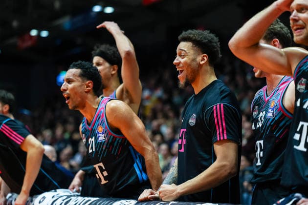 Alijah Comithier (Telekom Baskets Bonn, 02) und Team auf der Bank Jubel, Torjubel, jubelt ueber Punkt, Science City Jena vs. Telekom Baskets Bonn, Basketball, easycredit Basketball Bundesliga, 13. Spieltag, Saison 2025 2026, 29.12.2025, Science City Jena vs. Telekom Baskets Bonn, Basketball, easycredit Basketball Bundesliga, 13. Spieltag, Saison 2025 2026, 29.12.2025 Jena Copyright: xEibner-Pressefoto LauraxRoemerx EP_LRR