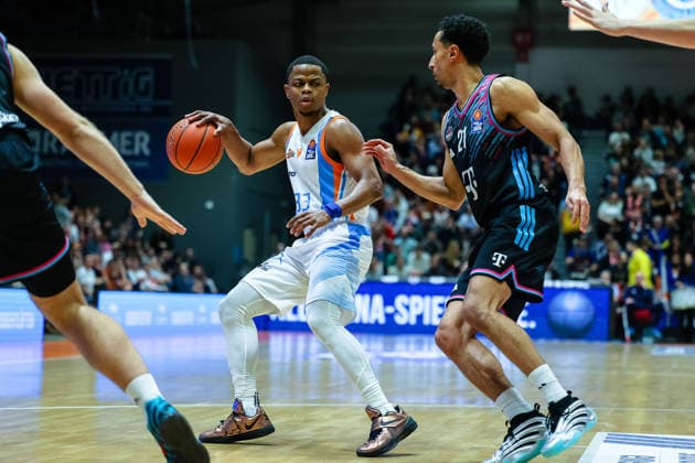 Eric Washington (Science City Jena, 33) am Ball gegen Joel Aminu (Telekom Baskets Bonn, 21) , Science City Jena vs. Telekom Baskets Bonn, Basketball, easycredit Basketball Bundesliga, 13. Spieltag, Saison 2025 2026, 29.12.2025, Science City Jena vs. Telekom Baskets Bonn, Basketball, easycredit Basketball Bundesliga, 13. Spieltag, Saison 2025 2026, 29.12.2025 Jena Copyright: xEibner-Pressefoto LauraxRoemerx EP_LRR