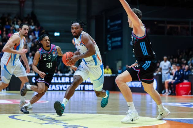 Keith Braxton Jr (Science City Jena, 13) am Ball , Science City Jena vs. Telekom Baskets Bonn, Basketball, easycredit Basketball Bundesliga, 13. Spieltag, Saison 2025 2026, 29.12.2025, Science City Jena vs. Telekom Baskets Bonn, Basketball, easycredit Basketball Bundesliga, 13. Spieltag, Saison 2025 2026, 29.12.2025 Jena Copyright: xEibner-Pressefoto LauraxRoemerx EP_LRR