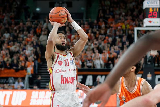 Im Bild: v.li. Davion Mintz (Wuerzburg Baskets, 10) mit dem Wurf gegen Mark Smith (ratiopharm Ulm, 13) 29.12.2025, ratiopharm Ulm - Fitness First Wuerzburg Baskets, easyCredit BBL, 13. Spieltag, Deutschland, Ulm, ratiopharm Arena, Copyright: HMBxMedia xJulienxBecker