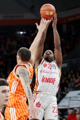 Im Bild: v.li. Christopher Ledlum (ratiopharm Ulm, 4) gegen den Wurf von Johnathan Stove (Wuerzburg Baskets, 22) 29.12.2025, ratiopharm Ulm - Fitness First Wuerzburg Baskets, easyCredit BBL, 13. Spieltag, Deutschland, Ulm, ratiopharm Arena, Copyright: HMBxMedia xJulienxBecker