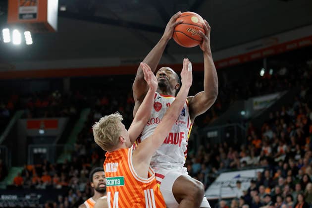 Im Bild: v.li. Teo Milicic (ratiopharm Ulm, 44) gegen den Korbleger von Johnathan Stove (Wuerzburg Baskets, 22) 29.12.2025, ratiopharm Ulm - Fitness First Wuerzburg Baskets, easyCredit BBL, 13. Spieltag, Deutschland, Ulm, ratiopharm Arena, Copyright: HMBxMedia xJulienxBecker