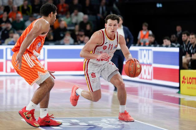 Im Bild: v.li. Mark Smith (ratiopharm Ulm, 13) gegen Brae Ivey (Wuerzburg Baskets, 11) am Ball 29.12.2025, ratiopharm Ulm - Fitness First Wuerzburg Baskets, easyCredit BBL, 13. Spieltag, Deutschland, Ulm, ratiopharm Arena, Copyright: HMBxMedia xJulienxBecker