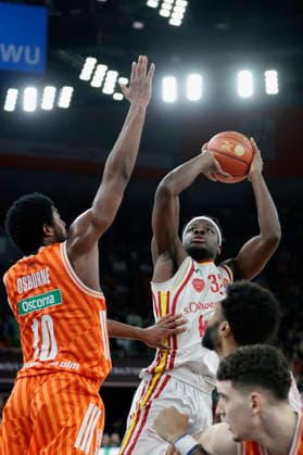 Im Bild: v.li. Malik Osborne (ratiopharm Ulm, 10) gegen Charles Thompson (Wuerzburg Baskets, 32) am Ball 29.12.2025, ratiopharm Ulm - Fitness First Wuerzburg Baskets, easyCredit BBL, 13. Spieltag, Deutschland, Ulm, ratiopharm Arena, Copyright: HMBxMedia xJulienxBecker