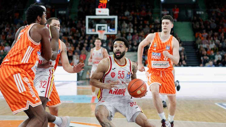 Im Bild: v.li. Malik Osborne (ratiopharm Ulm, 10), Charles Thompson (Wuerzburg Baskets, 32), Christopher Ledlum (ratiopharm Ulm, 4), David Muenkat (Wuerzburg Baskets, 55) am Ball und Diego Garavaglia (ratiopharm Ulm, 23) 29.12.2025, ratiopharm Ulm - Fitness First Wuerzburg Baskets, easyCredit BBL, 13. Spieltag, Deutschland, Ulm, ratiopharm Arena, Copyright: HMBxMedia xJulienxBecker