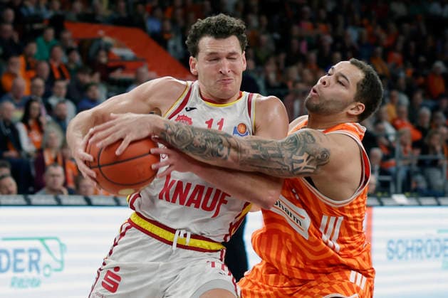 Im Bild: v.li. Brae Ivey (Wuerzburg Baskets, 11) am Ball gegen Christopher Ledlum (ratiopharm Ulm, 4) 29.12.2025, ratiopharm Ulm - Fitness First Wuerzburg Baskets, easyCredit BBL, 13. Spieltag, Deutschland, Ulm, ratiopharm Arena, Copyright: HMBxMedia xJulienxBecker