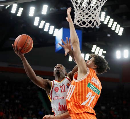 Im Bild: v.li. Johnathan Stove (Wuerzburg Baskets, 22) mit dem Korbleger gegen Alec Anigbata (ratiopharm Ulm, 21) 29.12.2025, ratiopharm Ulm - Fitness First Wuerzburg Baskets, easyCredit BBL, 13. Spieltag, Deutschland, Ulm, ratiopharm Arena, Copyright: HMBxMedia xJulienxBecker
