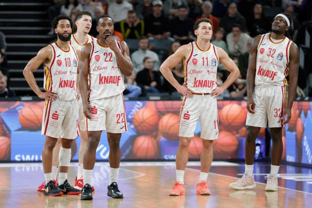 Im Bild: v.li. Davion Mintz (Wuerzburg Baskets, 10), Alen Pjanic (Wuerzburg Baskets, 35), Johnathan Stove (Wuerzburg Baskets, 22), Brae Ivey (Wuerzburg Baskets, 11) und Charles Thompson (Wuerzburg Baskets, 32) waehrend einer Coaches Challenge 29.12.2025, ratiopharm Ulm - Fitness First Wuerzburg Baskets, easyCredit BBL, 13. Spieltag, Deutschland, Ulm, ratiopharm Arena, Copyright: HMBxMedia xJulienxBecker