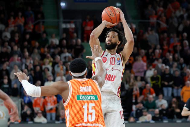 Im Bild: v.li. Justin Simon (ratiopharm Ulm, 15) gegen den Wurf von Davion Mintz (Wuerzburg Baskets, 10) 29.12.2025, ratiopharm Ulm - Fitness First Wuerzburg Baskets, easyCredit BBL, 13. Spieltag, Deutschland, Ulm, ratiopharm Arena, Copyright: HMBxMedia xJulienxBecker