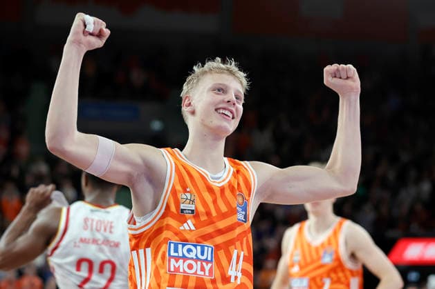 Im Bild: Jubel nach dem Sieg bei Teo Milicic (ratiopharm Ulm, 44) 29.12.2025, ratiopharm Ulm - Fitness First Wuerzburg Baskets, easyCredit BBL, 13. Spieltag, Deutschland, Ulm, ratiopharm Arena, Copyright: HMBxMedia xJulienxBecker
