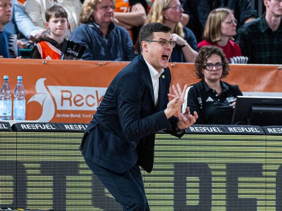 Lazar Spasic (EWE Baskets Oldenburg, Headcoach) ist wuetend und schreit Rasta Vechta vs. EWE Baskets Oldenburg, Basketball, easyCredit Basketball Bundesliga, 13. Spieltag, Saison 2025 2026, 29.12.2025 Rasta Vechta vs. EWE Baskets Oldenburg, Basketball, easyCredit Basketball Bundesliga, 13. Spieltag, Saison 2025 2026, 29.12.2025 Vechta Copyright: xEibner-Pressefoto DamianxKruczynx EP_DKI