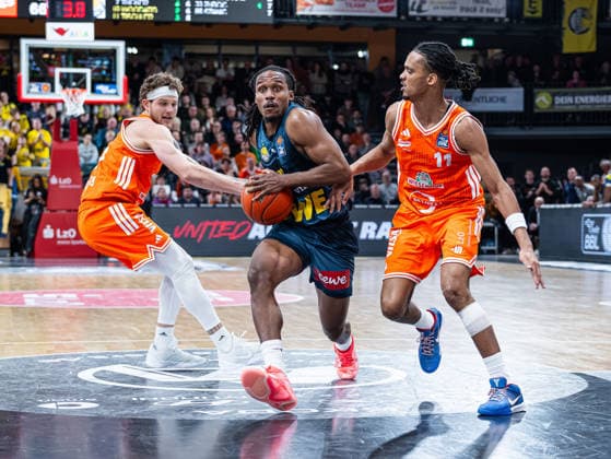 James Woodard (EWE Baskets Oldenburg, 10) im Zweikampf gegen Booker Coplin (RASTA Vechta, 30) und Alonzo Verge Jr. (RASTA Vechta, 11) Rasta Vechta vs. EWE Baskets Oldenburg, Basketball, easyCredit Basketball Bundesliga, 13. Spieltag, Saison 2025 2026, 29.12.2025 Rasta Vechta vs. EWE Baskets Oldenburg, Basketball, easyCredit Basketball Bundesliga, 13. Spieltag, Saison 2025 2026, 29.12.2025 Vechta Copyright: xEibner-Pressefoto DamianxKruczynx EP_DKI