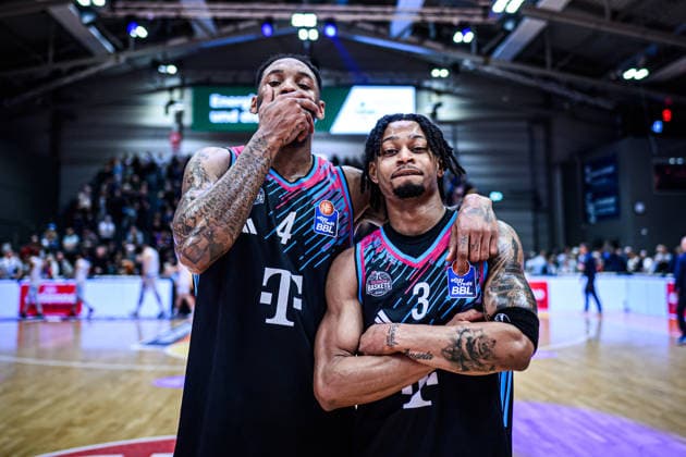 easycredit BBL Basketball Bundesliga 2025 2026 13. Spieltag 29.12.2025 Science City Jena vs Telekom Baskets Bonn die Matchwinner für Bonn v.li. Jeff Garrett Jr und Zach Cooks Sparkassen Arena