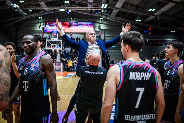 easycredit BBL Basketball Bundesliga 2025 2026 13. Spieltag 29.12.2025 Science City Jena vs Telekom Baskets Bonn Mitte: Co Trainer Lionel Bosco (Bonn) wird nach dem Sieg in die Luft gehoben Sparkassen Arena