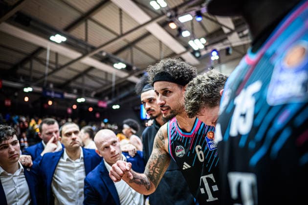 easycredit BBL Basketball Bundesliga 2025 2026 13. Spieltag 29.12.2025 Science City Jena vs Telekom Baskets Bonn Kapitän Michael Kessens (Bonn) spricht nach dem Sieg zum Team Sparkassen Arena