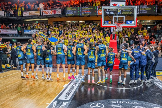 1. Basketball Bundesliga, easyCredit BBL, Saison 2025 2026, Herren, Hauptrunde, 13. Spieltag, 29.12.2025, RASTA Vechta - EWE Baskets Oldenburg Das Team der EWE Baskets Oldenburg und deren Fans feiern den Sieg Vechta RASTA Dome Niedersachsen Deutschland