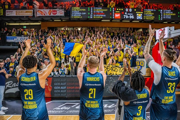 1. Basketball Bundesliga, easyCredit BBL, Saison 2025 2026, Herren, Hauptrunde, 13. Spieltag, 29.12.2025, RASTA Vechta - EWE Baskets Oldenburg Das Team der EWE Baskets Oldenburg und deren Fans feiern den Sieg Vechta RASTA Dome Niedersachsen Deutschland
