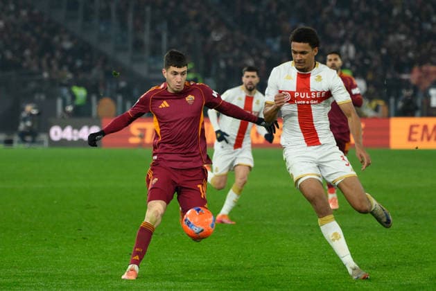 Romaâ??s Matias Soule and Genoaâ??s Sebastian Otoa during the Italian Football Championship League A Enilive 2025 2026 match between AS Roma vs Genoa CFC at the Olimpic Stadium in Rome on 29 December 2025.  Copyright: xFabrizioxCorradetti IPAxSportx xipa-agency.netx xx IPA_69547495 IPA_Agency_IPA69547495