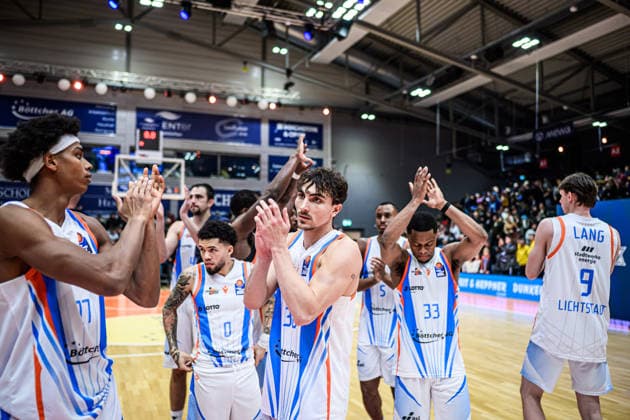 easycredit BBL Basketball Bundesliga 2025 2026 13. Spieltag 29.12.2025 Science City Jena vs Telekom Baskets Bonn Sichtlich schwer enttäuscht die Spieler von Jena nach der nächsten Niederlage. Mitte Kristofer Krause Sparkassen Arena