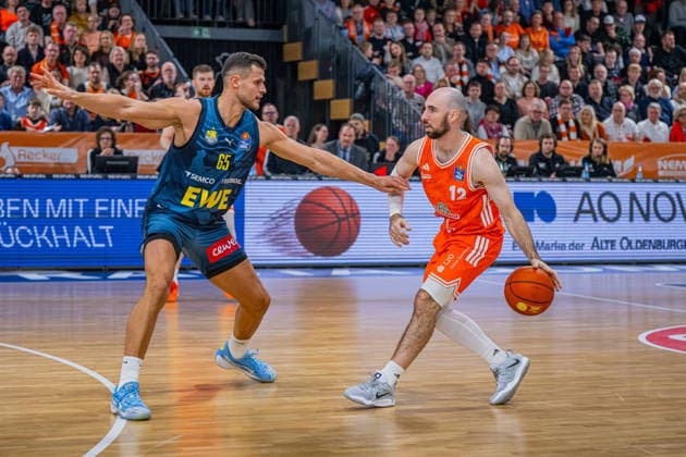 1. Basketball Bundesliga, easyCredit BBL, Saison 2025 2026, Herren, Hauptrunde, 13. Spieltag, 29.12.2025, RASTA Vechta - EWE Baskets Oldenburg Tommy Kuhse ( 12 - RASTA Vechta) in Aktion Vechta RASTA Dome Niedersachsen Deutschland