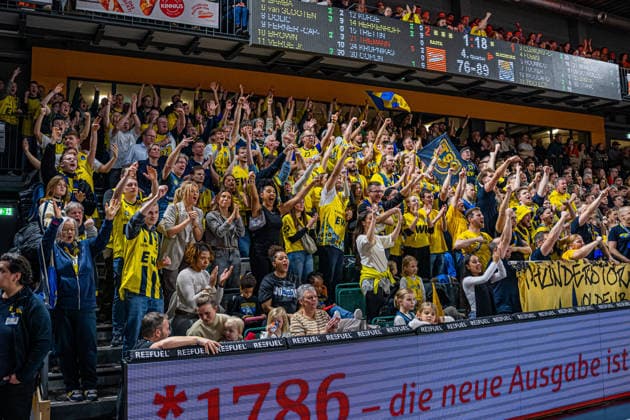 1. Basketball Bundesliga, easyCredit BBL, Saison 2025 2026, Herren, Hauptrunde, 13. Spieltag, 29.12.2025, RASTA Vechta - EWE Baskets Oldenburg Die Fans der EWE Baskets Oldenburg zeigt Emotionen während der Partie Vechta RASTA Dome Niedersachsen Deutschland