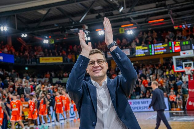 1. Basketball Bundesliga, easyCredit BBL, Saison 2025 2026, Herren, Hauptrunde, 13. Spieltag, 29.12.2025, RASTA Vechta - EWE Baskets Oldenburg Lazar Spasic (Head-Coach - EWE Baskets Oldenburg) nach der Partie Vechta RASTA Dome Niedersachsen Deutschland