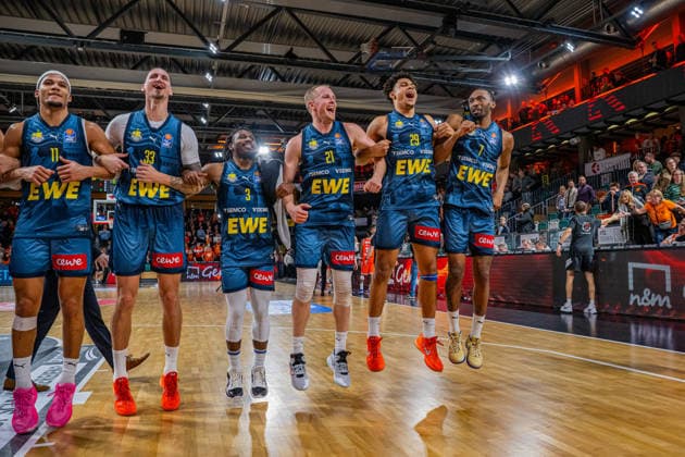 1. Basketball Bundesliga, easyCredit BBL, Saison 2025 2026, Herren, Hauptrunde, 13. Spieltag, 29.12.2025, RASTA Vechta - EWE Baskets Oldenburg Das Team der EWE Baskets Oldenburg nach der Partie Vechta RASTA Dome Niedersachsen Deutschland
