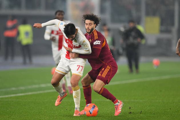 Mario Hermoso of AS Roma under pressure from Mikael Egill Ellertsson of Genoa C.F.C. during the match of 17th day of the Serie A Championship between A.S.Roma and Genoa CFC at the Olimpico Stadium on Dec 29, 2025 in Rome, Italy. during AS Roma vs Genoa CFC, Italian soccer Serie A match in Roma, Italy, December 29 2025  Copyright: xRobertoxRamaccia IPAxSportx xipa-agency.netx xx IPA_69548502 IPA_Agency_IPA69548502