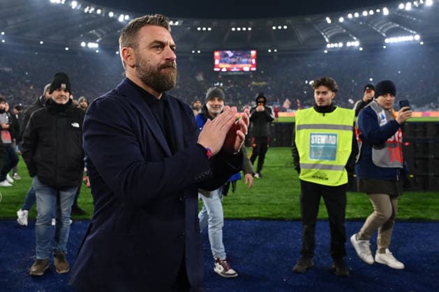 Daniele De Rossi coach of Genoa C.F.C. is greeting the fans of A.S. Roma during the 17th day of the Serie A Championship between A.S. Roma and Genoa C.F.C. at the Olympic Stadium on December 29, 2025 in Rome, Italy.  Copyright: xDomenicoxCippitelli IPAxSportx xipa-agency.netx xx IPA_69548934 IPA_Agency_IPA69548934
