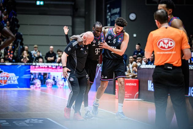 easycredit BBL Basketball Bundesliga 2025 2026 13. Spieltag 29.12.2025 Science City Jena vs Telekom Baskets Bonn Tylan Birts (Bonn) muss verletzt vom Feld begleitet werden. Rechts Michael Kessens Sparkassen Arena