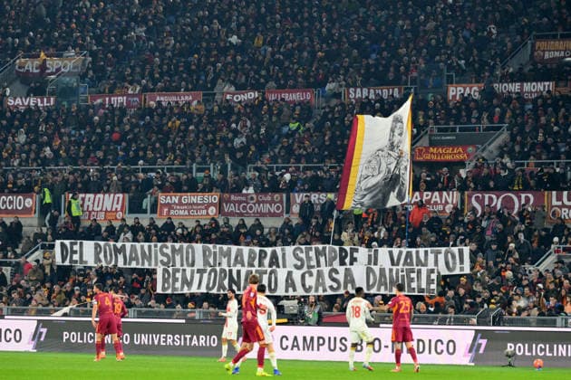 banner for Daniele De Rossi head coach of Genoa C.F.C. during the match of 17th day of the Serie A Championship between A.S.Roma and Genoa CFC at the Olimpico Stadium on Dec 29, 2025 in Rome, Italy. during AS Roma vs Genoa CFC, Italian soccer Serie A match in Roma, Italy, December 29 2025  Copyright: xRobertoxRamaccia IPAxSportx xipa-agency.netx xx IPA_69549566 IPA_Agency_IPA69549566