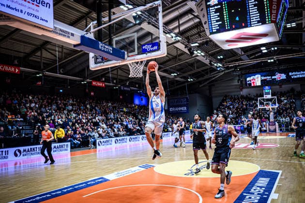 easycredit BBL Basketball Bundesliga 2025 2026 13. Spieltag 29.12.2025 Science City Jena vs Telekom Baskets Bonn Kristofer Krause (Jena) mit dem freien Dunking Sparkassen Arena