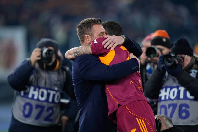 December 29, 2025, Rome, Rome, Italy: Daniele De Rossi, head coach of Genoa CFC, greets Gianluca Mancini of AS Roma during the Serie A football match played between AS Roma and Genoa CFC at Stadio Olimpico on December 29, 2025, in Rome, Italy. Rome Italy - ZUMAa181 20251229_zaa_a181_170 Copyright: xDennisxAgyemanx