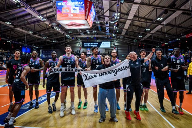 easycredit BBL Basketball Bundesliga 2025 2026 13. Spieltag 29.12.2025 Science City Jena vs Telekom Baskets Bonn Das Team aus Bonn feiert nach dem Sieg in Jena vor dem Fanblock mit einem Fan und Banner Sparkassen Arena