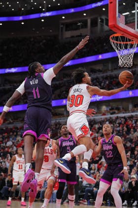 CHICAGO, IL - DECEMBER 29: Tre Jones 30 of the Chicago Bulls drives to the basket for a layup past Naz Reid 11 of the Minnesota Timberwolves during the first half on December 29, 2025 at the United Center in Chicago, Illinois. (Photo by Melissa Tamez Icon Sportswire) NBA, Basketball Herren, USA DEC 29 Minnesota Timberwolves at Chicago Bulls EDITORIAL USE ONLY Icon251229009
