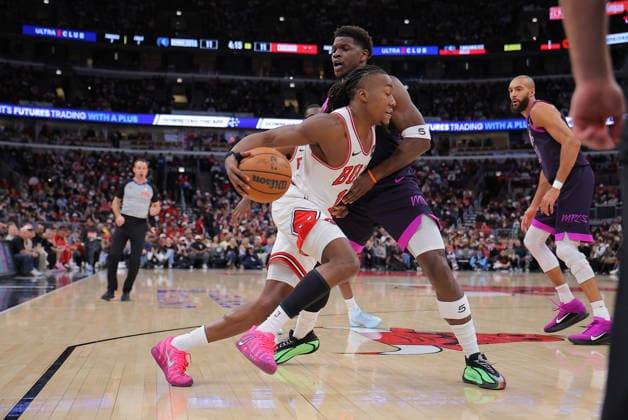 CHICAGO, IL - DECEMBER 29: Anthony Edwards 5 of the Minnesota Timberwolves guards Ayo Dosunmu 11 of the Chicago Bulls during the first half on December 29, 2025 at the United Center in Chicago, Illinois. (Photo by Melissa Tamez Icon Sportswire) NBA, Basketball Herren, USA DEC 29 Minnesota Timberwolves at Chicago Bulls EDITORIAL USE ONLY Icon251229006